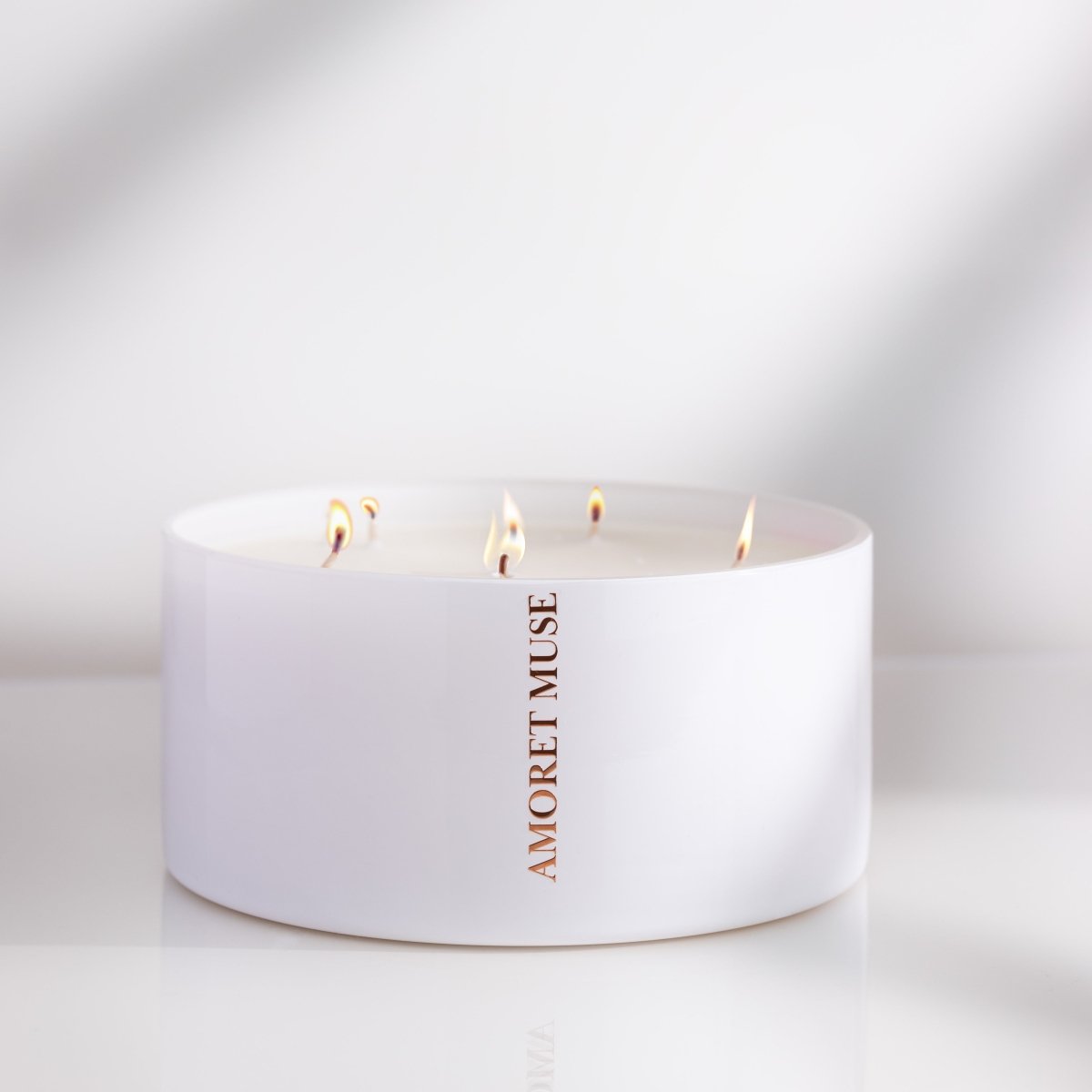 Centrepiece Candle white lit 6 wicks- Amoret Muse